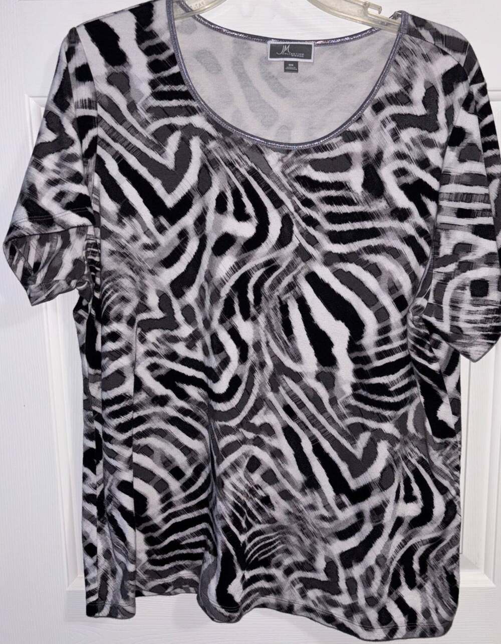 JM Collection Woman Top 3X Gray Black White Abstract Zebra Print Shimmer Neck